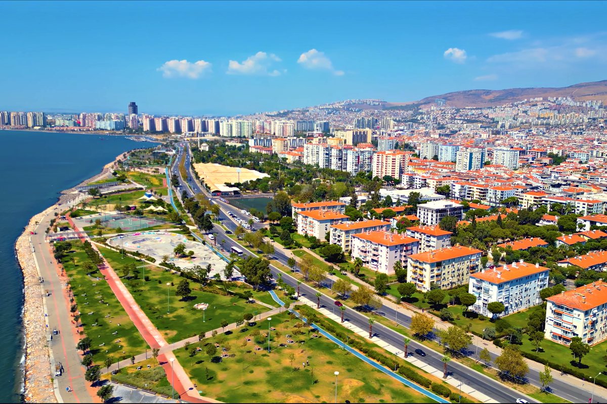 Bostanlı'da deniz manzaralı konut dokusu
