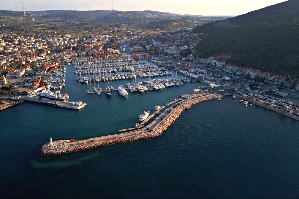 Çeşme koyları ve sahil hattı