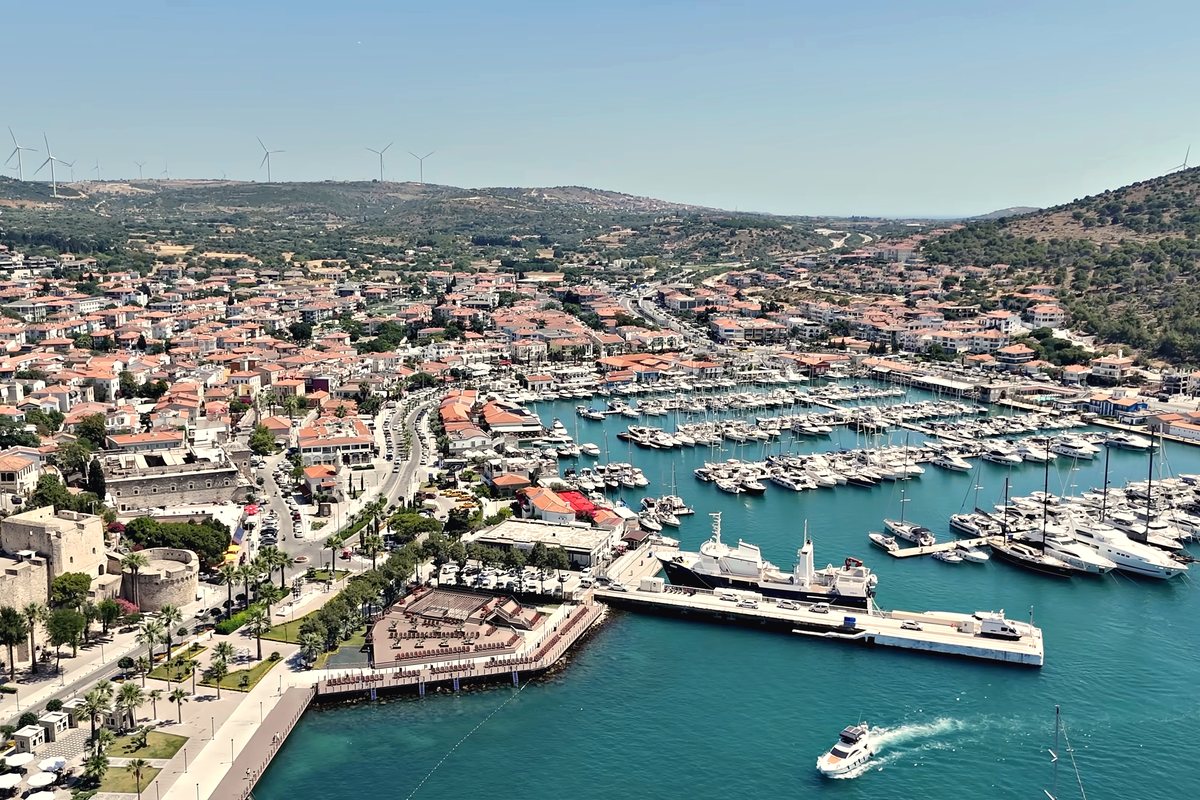 Çeşme'de havuzlu villa dokusu